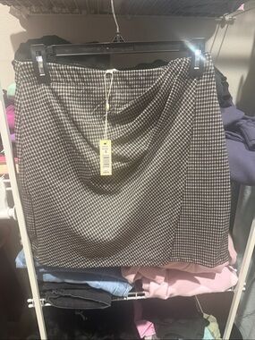 Max Studio Black and White Houndstooth Pencil Skirt